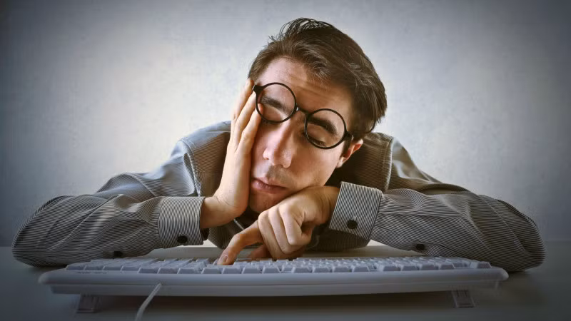 8. Cảm thấy mệt mỏi : Thiếu hụt nước làm cản trở quá trình cung cấp khí ô xy khắp cơ thể, dẫn đến sự mệt mỏi thường xuyên. Ảnh: Newsfos.