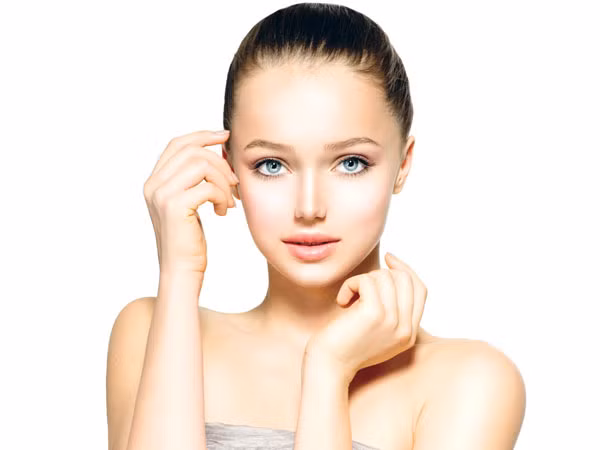 4. Trẻ hóa làn da: Các nhà nghiên cứu đã phát hiện ra rằng chiết xuất oleuropin của lá ô liu có thể làm giảm chứng đỏ da, cải thiện lưu lượng máu và mất nước tốt hơn vitamin E. Lá ô liu cũng chứa các chất chống oxy hoá cao giúp trẻ hóa làn da. Ảnh: Boldsky.