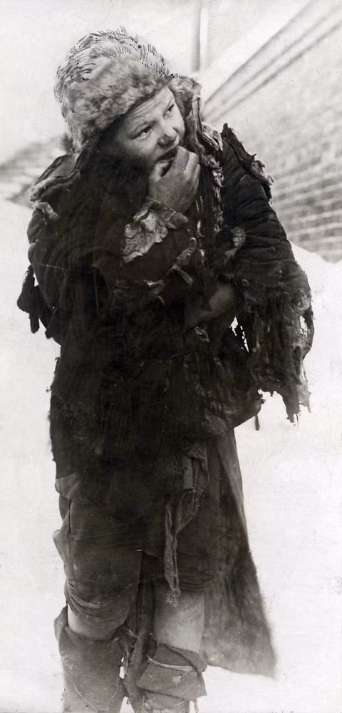 Chân dung một đứa trẻ lang thang không nhà cửa ở Moscow.