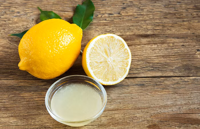 6. Dầu dừa và nước chanh: Trộn đều hỗn hợp gồm 1 muỗng canh dầu dừa nguyên chất, vài giọt nước chanh, 1 muỗng cà phê sữa tươi. Thoa hỗn hợp này lên mặt và massage khoảng 2-3 phút rồi để yên trong 15 phút nữa rồi rửa sạch. Lặp lại mỗi ngày để đạt hiệu quả. Nước chanh làm sạch da và se khít lỗ chân lông. Nó chứa vitamin C làm tăng tính đàn hồi của da và giảm nếp nhăn. Ảnh: Shutterstock.