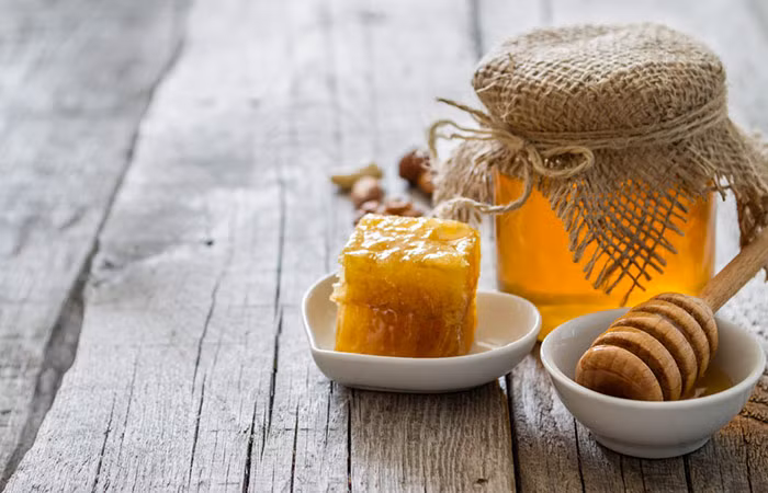 5. Dầu dừa và mật ong: Trộn 1 muỗng canh dầu dừa và 1/2 muỗng cà phê mật ong nguyên chất. Thoa hỗn hợp này vào vùng da bị nhăn và thư giãn trong khoảng một giờ. Rửa sạch bằng nước. Lặp lại công thức này một lần mỗi ngày. Mật ong giàu chất chống oxy hoá làm lành vết thương da, giúp loại bỏ các nếp nhăn và sáng da. Ảnh: Shutterstock.