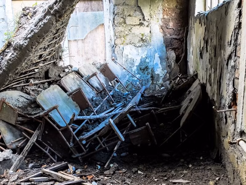 Bàn ghế đổ nát. Ảnh: ER.