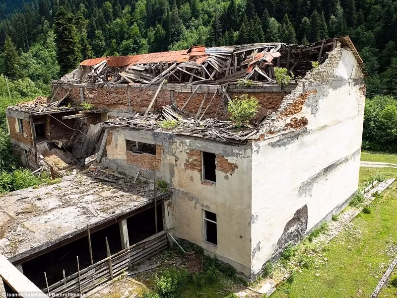 Nhiều tòa nhà trong khu nghỉ dưỡng bị phá hủy sau chiến tranh. Ảnh: ER.