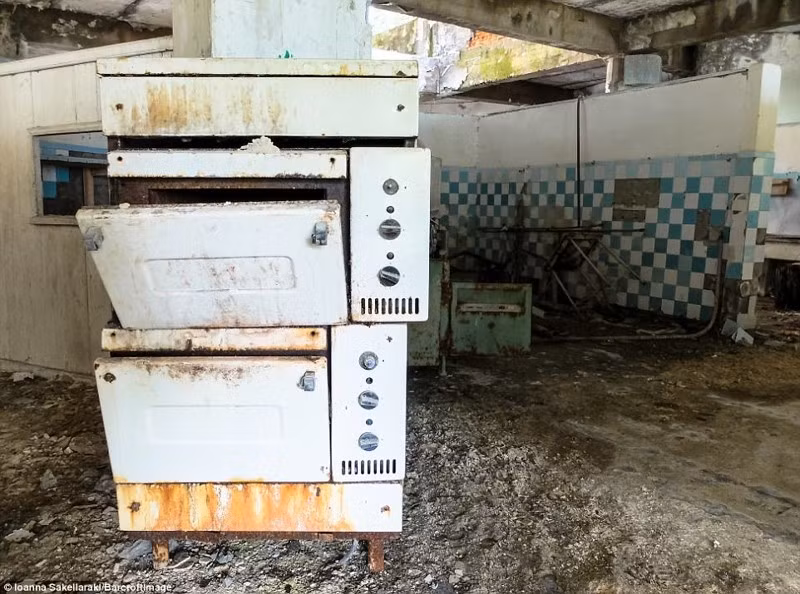 Rất nhiều thiết bị gia dụng trong khu nghỉ dưỡng bị hoen gỉ. Ảnh: ER.