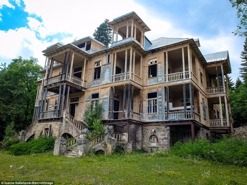 Đây cũng là nơi mà nhà lãnh đạo Liên Xô Joseph Stalin từng lui tới để thưởng thức rượu vang đỏ của địa phương và ông thậm chí còn xây một nhà nghỉ hưu ở đó. Ảnh: ER.