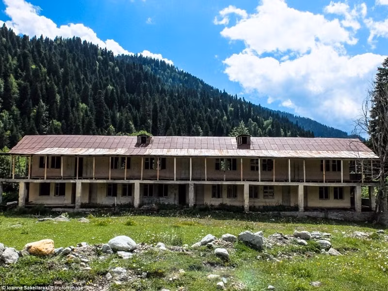 Một trong những khách sạn của khu nghỉ dưỡng bị bỏ hoang. Ảnh: ER.