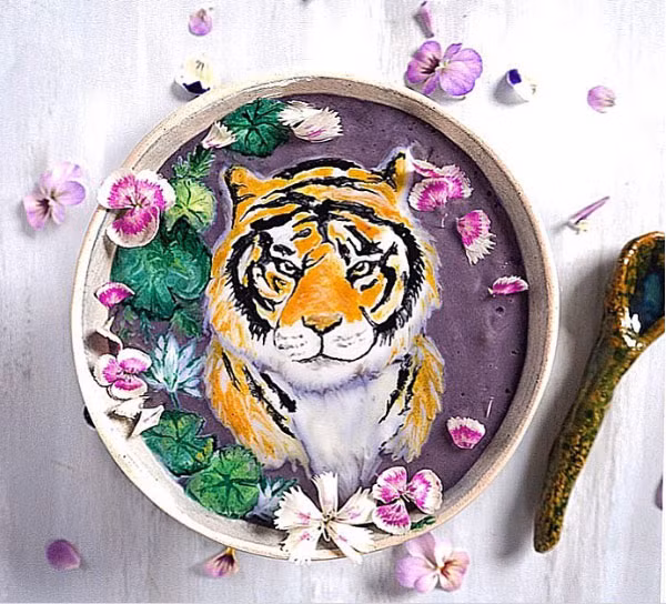 Cốc sinh tố hình mặt hổ dữ tợn. Ảnh: Hazel Zakariya.