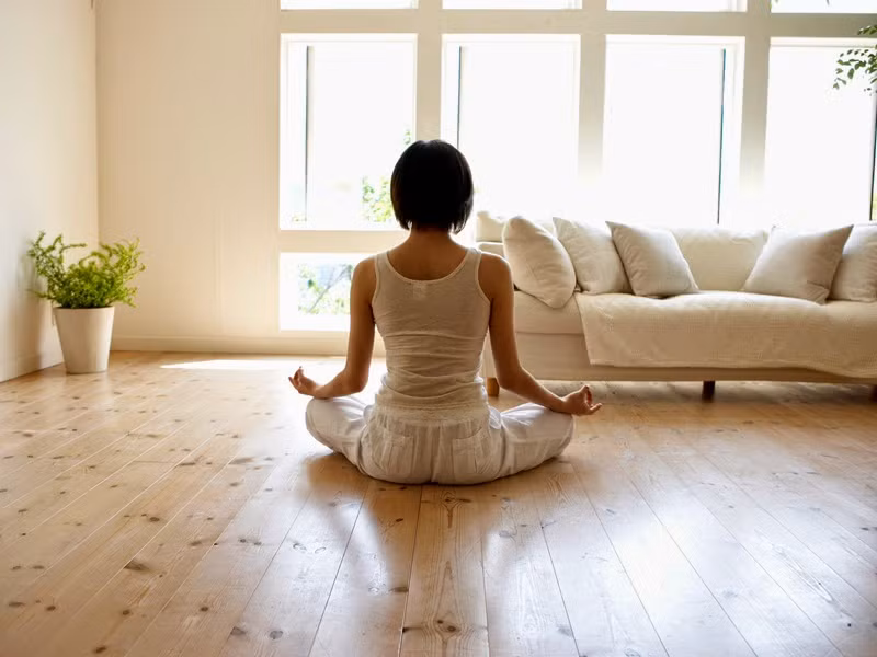 7. Thiền: Một số bài thiền định rất hiệu quả trong việc giúp bạn có giấc ngủ ngon. Bạn có thể lên mạng tìm kiếm một số bài tập đơn giản để tự thực hiện tại nhà.