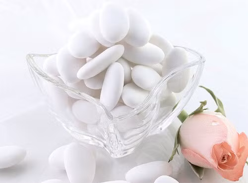 Kẹo hạnh nhân Jordan trong đám cưới Hy Lạp: Trong lễ cưới của người Hy Lạp (và một số nước khác nằm trong vùng Địa Trung Hải) thường không thể thiếu món kẹo hạnh nhân Jordan. Kẹo có lớp đường trắng ngoài, bọc trong là hạnh nhân có vị đắng, bùi, tượng trưng cho sự ngọt ngào và cay đắng của những thăng trầm trong cuộc sống hôn nhân. Ảnh: Internet.