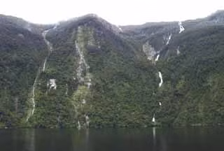 10. Thác Browne: Browne, là thác nước nằm trong Vườn Quốc gia Fiordland, New Zealand, với chiều cao 836m, là thác nước cao thứ 10 trên thế giới. Ảnh: Wonder List.