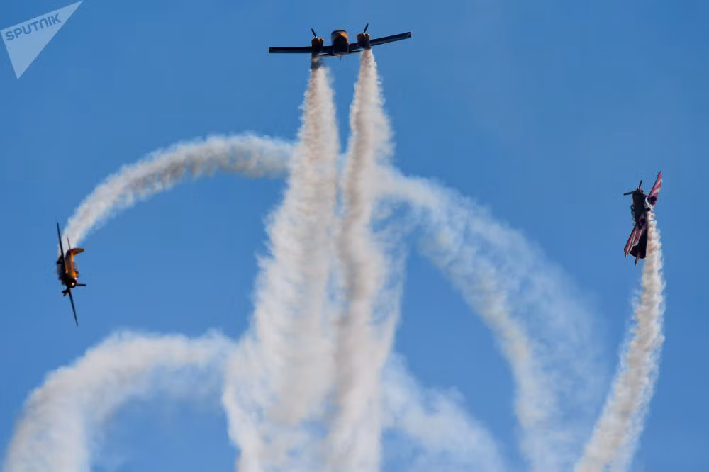 Pervy Polyot (có nghĩa là Chuyến bay đầu tiên), một đội bay trình diễn của Nga, có màn nhào lộn ngoạn mục trên không.