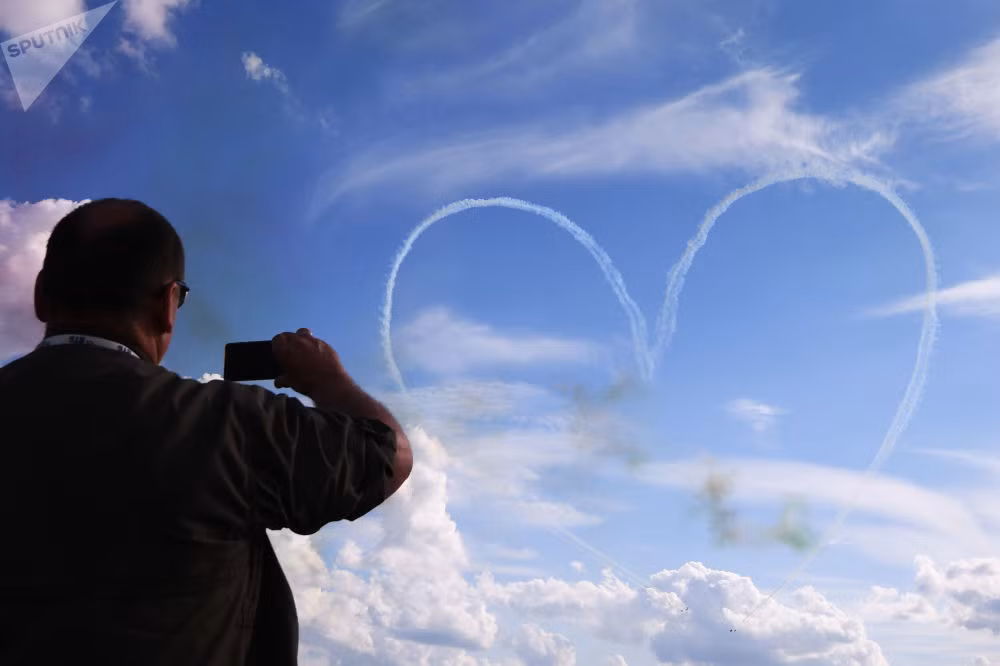 Khách tham quan dùng điện thoại ghi lại những khoảnh khắc ấn tượng tại MAKS 2017. Ảnh: Sputnik.