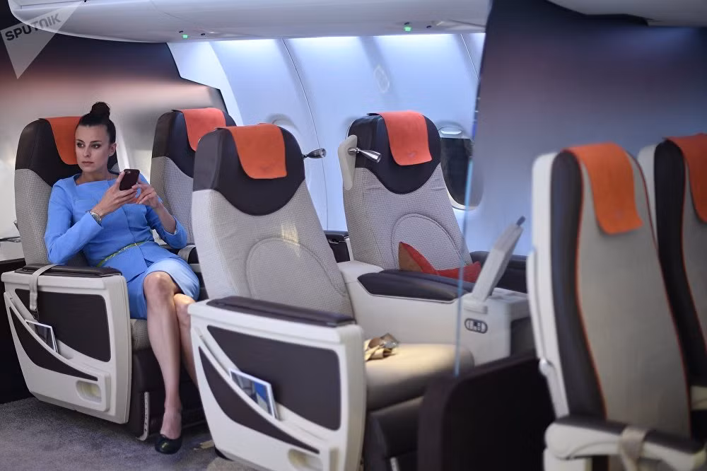 Mô hình cabin của máy bay chở khách Sukhoi Superjet 100 được trưng bày tại triển lãm. Ảnh: Sputnik.
