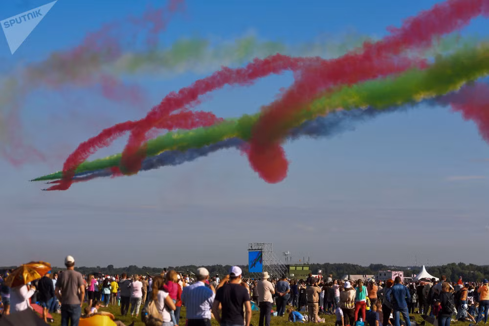 Thêm một màn trình diễn của đội bay Al Fursan. Ảnh: Sputnik.