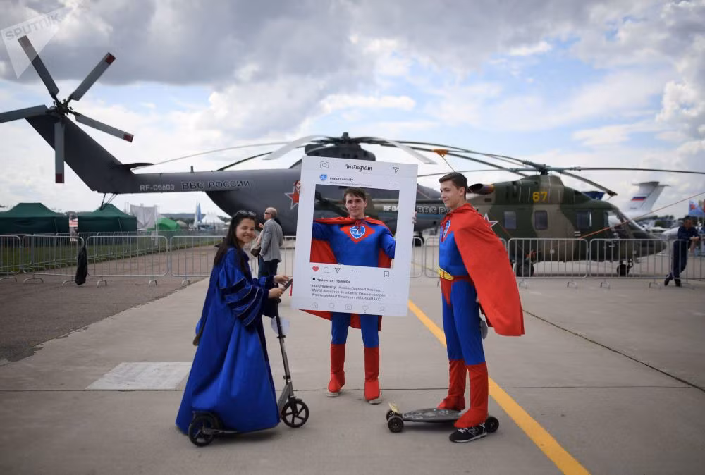 Sinh viên của Viện Hàng không Moscow tại MAKS 2017. Ảnh: Sputnik.