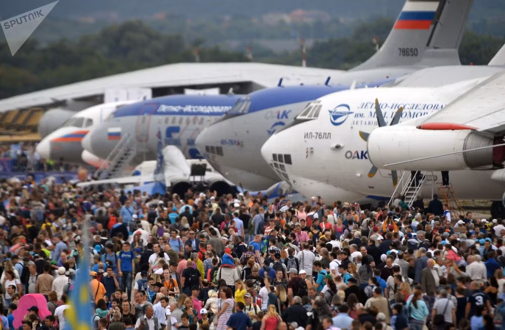 Du khách tham quan rất đông tại MAKS 2017. Triển lãm này bắt đầu mở cửa cho khách tham quan từ 21/7. Ảnh: Sputnik.