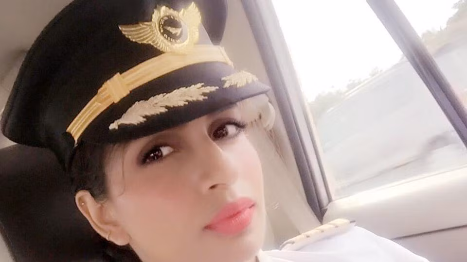 Sau đó, cô học lái máy bay Boeing 737 ở Tây Ban Nha. Tuy nhiên, mơ ước lớn nhất của nữ phi công là điều khiển chiếc Boeing 777, loại máy bay hai động cơ lớn nhất thế giới. Ảnh: Facebook.