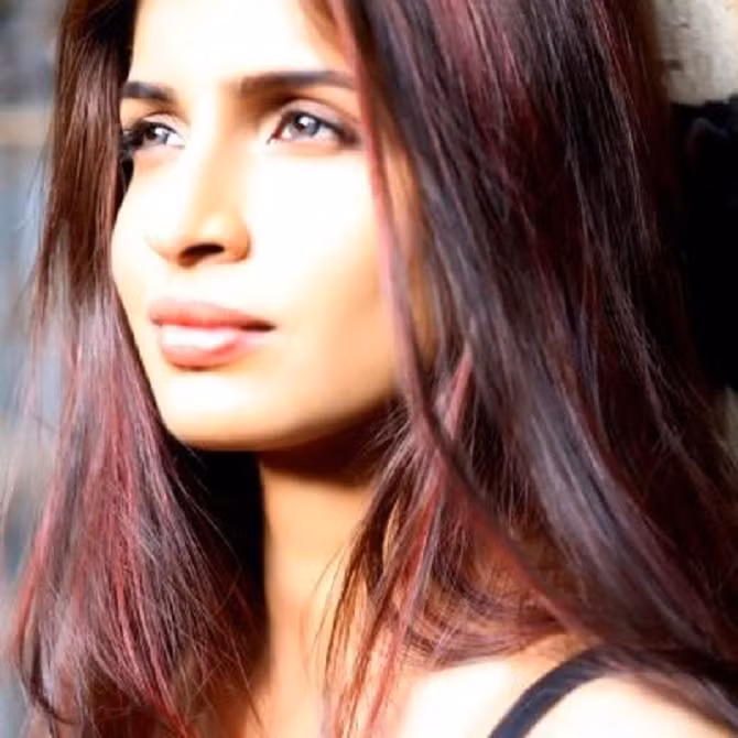 Nữ cơ trưởng Anny Divya chia sẻ, thành công của cô đều nhờ bố mẹ - hai quan chức quân đội về hưu. Khi cô phải vật lộn về tài chính, bố mẹ đã giúp cô trang trải học phí mặc dù không có gì đảm bảo cô có thể trả lại tiền. Ảnh: Facebook.