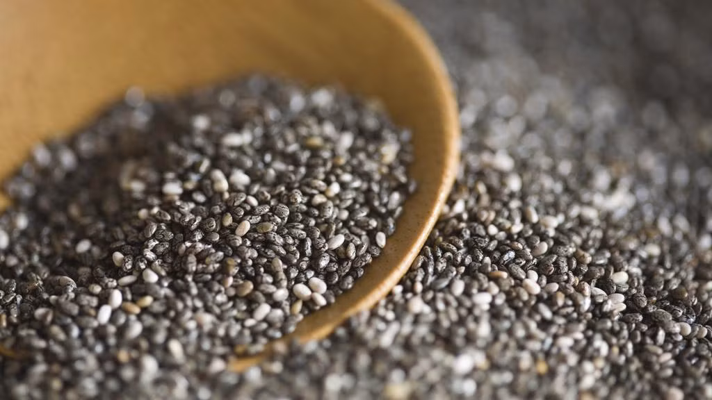 Làm trẻ hóa làn da và tóc: Với đặc tính chống oxy hóa mạnh mẽ, hạt chia có khả năng làm trẻ hóa tế bào, ngăn ngừa lão hóa hiệu quả. Trong hạt chia có chứa một nguồn omega 6 cao, chất chống oxy hóa và chất đạm cao, tất cả đều rất quan trọng cho một làn da đẹp cũng như hỗ trợ phục hồi các mô giúp tóc, móng tay trở nên khỏe mạnh. Ảnh: Getty.