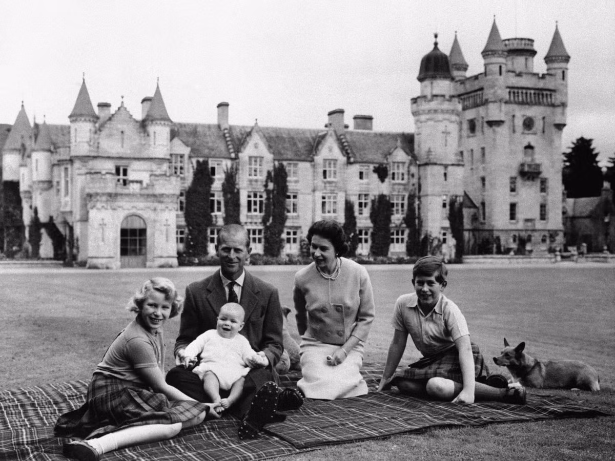 Năm 1960: Nữ hoàng Elizabeth II sinh người con thứ ba là Hoàng tử Andrew.