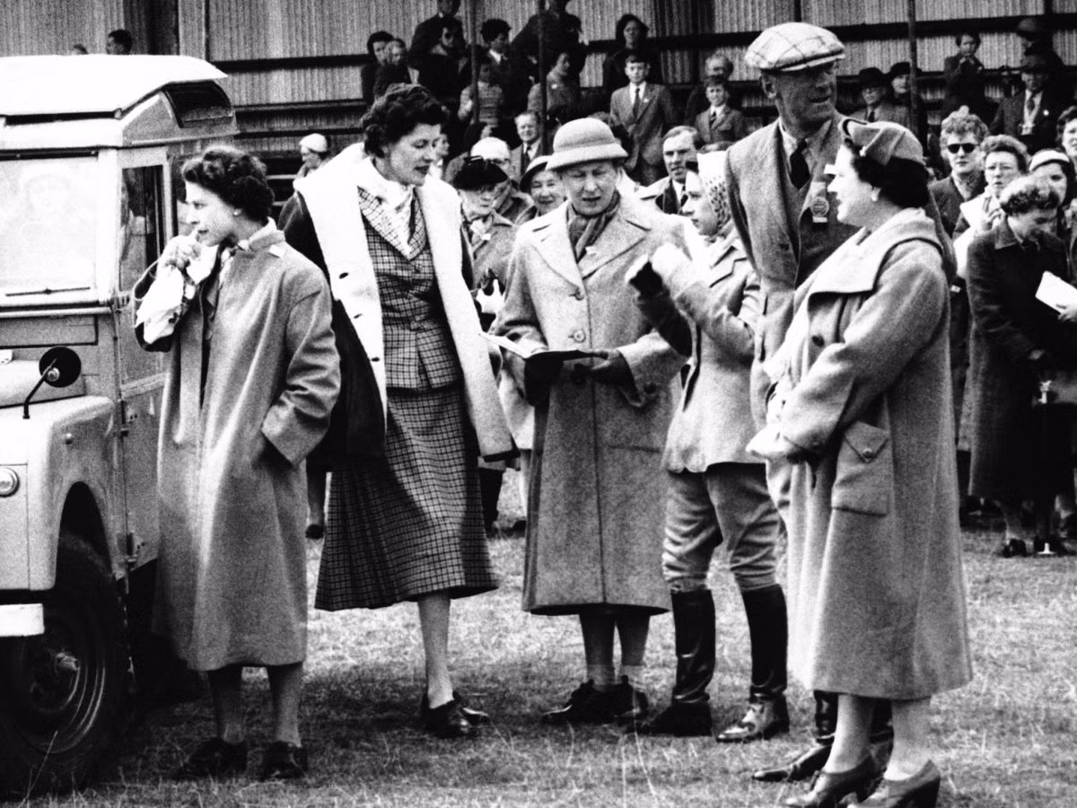 1956: Nữ hoàng Elizabeth II xem cuộc thi đua ngựa Badminton Horse.