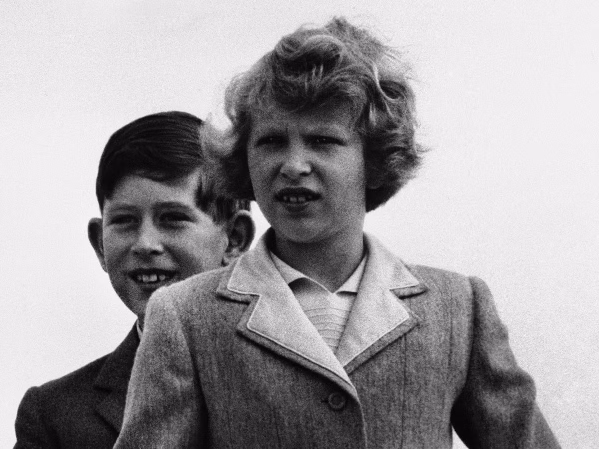 Năm 1959: Hoàng tử Charles 10 tuổi và Công chúa Anne 8 tuổi đón cha mẹ sau khi họ trở về từ chuyến thăm chính thức Canada.