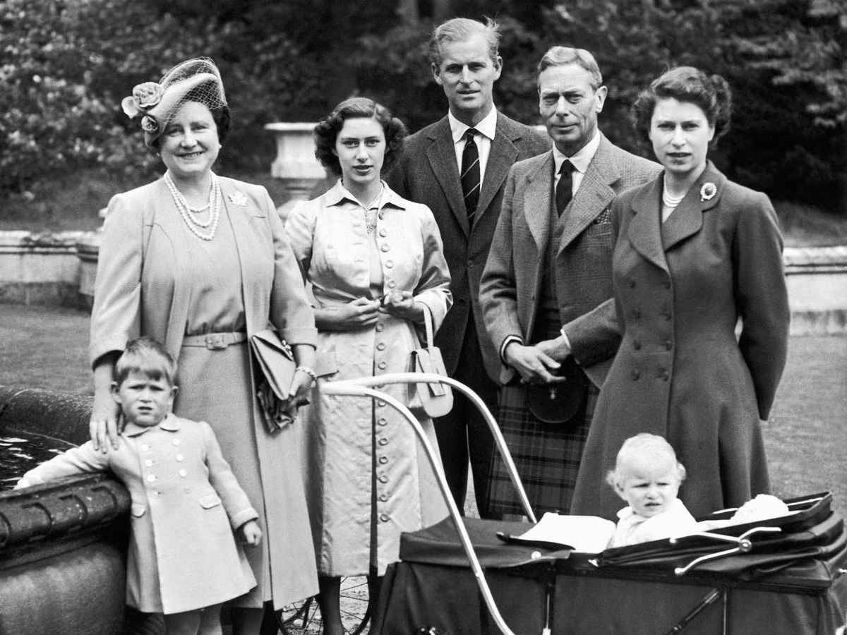 Năm 1951: Nữ hoàng Elizabeth II kết hôn với Hoàng tử Philip của Hy Lạp và Đan Mạch rồi sinh hai người con, Hoàng tử Charles và Công chúa Anne.