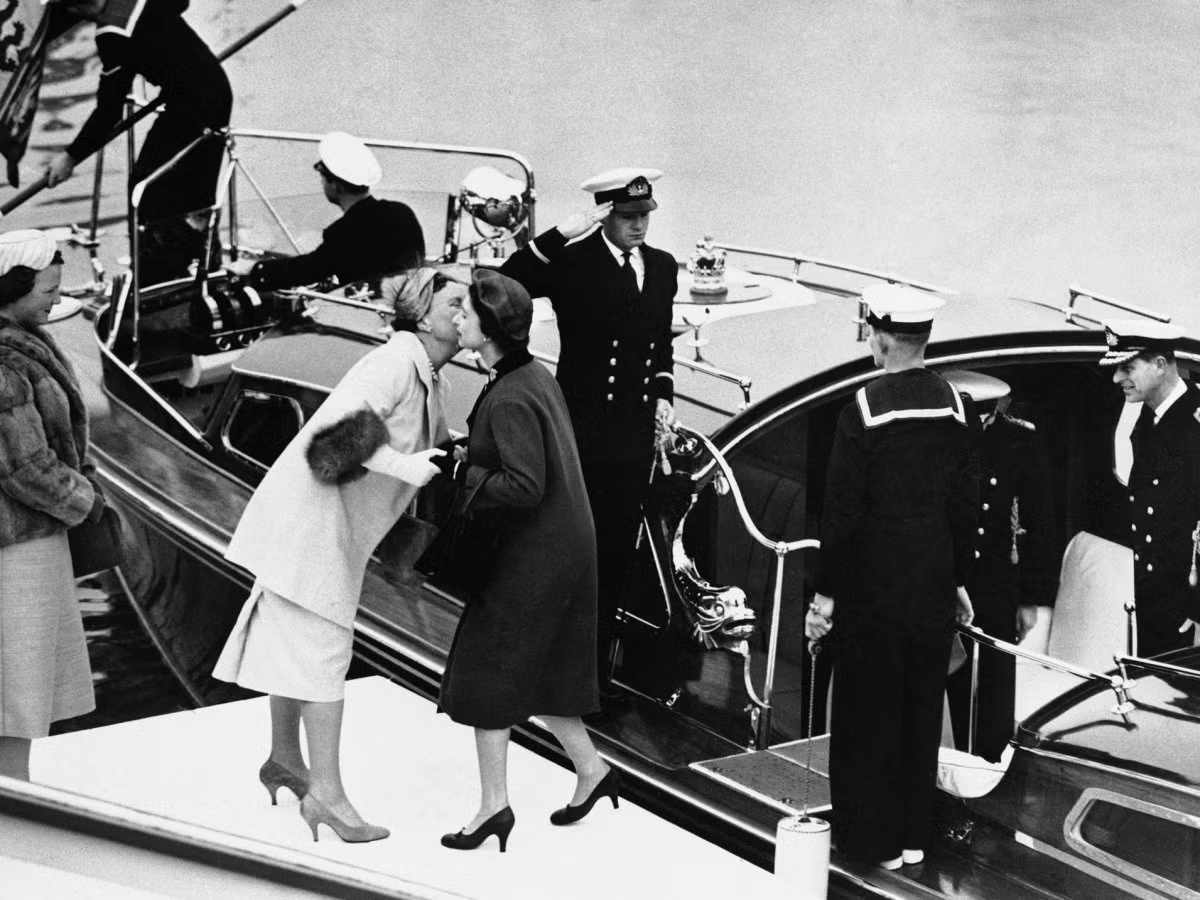 Năm 1958: Nữ hoàng Elizabeth II và Hoàng tử Philip đã có nhiều chuyến đi hoàng gia. Trong hình là họ đang lên thuyền đi thăm Hà Lan.