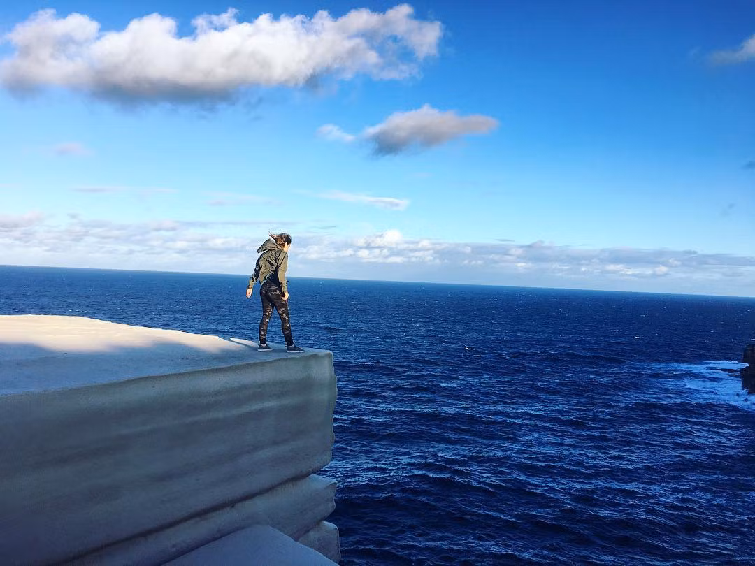 Nhiều người chơi Instagram còn thích đến chụp ảnh ở tảng đá Wedding Cake (Bánh Cưới) ở Úc, mặc dù nhiều hàng rào và tấm biển cảnh báo họ nên tránh xa. Các nhà địa chất tin rằng tảng đá này có thể sụp đổ bất cứ lúc nào. Ảnh: Instagram.