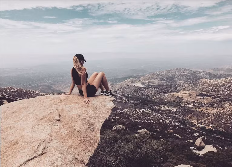 Tảng đá Potato Chip ở San Diego, bang California (Mỹ) cũng có thể sập bất cứ lúc nào. Tuy nhiên, nhiều tay chơi Instagram vẫn kéo nhau tới đây chụp ảnh. Ảnh: Instagram.