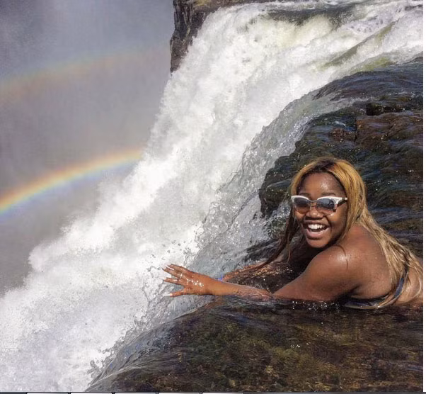 Dù nhiều người chết vì trượt khỏi bờ vực thác nhưng rất nhiều người đam mê chụp ảnh mạo hiểm vẫn tiếp tục mạo hiểm mạng sống để có tấm ảnh trên mặt của Thác Victoria cao 107m. Ảnh: Instagram.