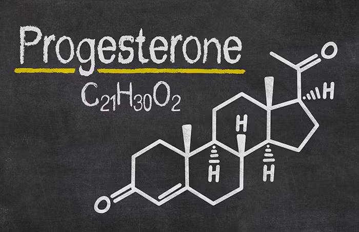 8. Progesterone: Hormon progesterone và estrogen cần cân bằng để giúp cơ thể hoạt động bình thường. Mức progesterone có thể giảm do mãn kinh, căng thẳng, sử dụng thuốc tránh thai hoặc do tiêu thụ thực phẩm có chứa kháng sinh và hormon chuyển đổi thành estrogen trong cơ thể. Điều này cũng có thể dẫn đến tăng cân và trầm cảm. Ảnh: iStock.