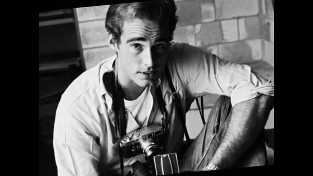 6. Phóng viên ảnh Sean Flynn: Sean Flynn là con trai của diễn viên Hollywood Errol Flynn. Bản thân Sean cũng là diễn viên trước khi trở thành phóng viên ảnh tự do đưa tin về chiến tranh Campuchia. Vào ngày 6/4/1970, Flynn và đồng nghiệp Dana Stone đang đi xe máy trên Quốc lộ 1 tại Lào thì bị bắt cóc tại một chốt kiểm soát. Kể từ đó không ai biết tin tức gì về họ.