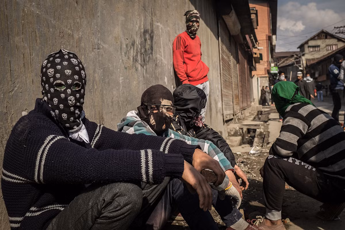 Những người đàn ông Kashmir đang nghỉ ngơi giữa các cuộc đụng độ với quân đội Ấn Độ. Họ cáo buộc cảnh sát đã bắn hơi cay và thậm chí nã đạn vào đám thanh niên tấn công bằng gạch đá. Ảnh: Al Jazeera.