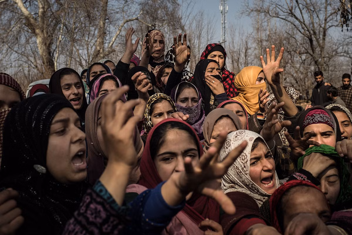 Phụ nữ Kashmir xuống đường biểu tình sau khi bà cụ hàng xóm 60 tuổi của họ thiệt mạng trong một cuộc đọ súng giữa phiến quân Kashmir và binh sĩ Ấn Độ. Ảnh: Al Jazeera.