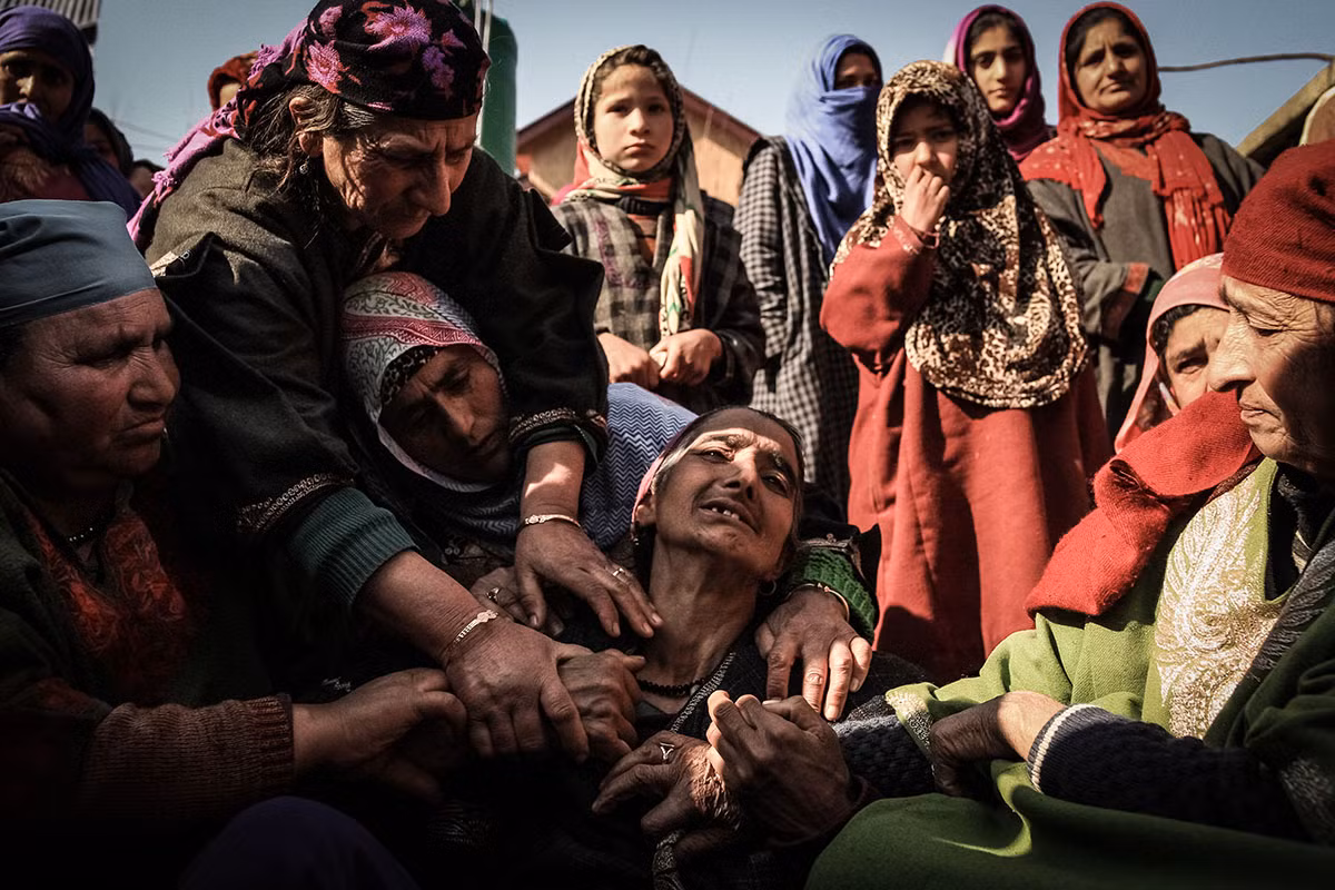 Những người hàng xóm ở làng Panjpora cố gắng trấn an mẹ của người lính quá cố Ghulam Mohi ud Din. Ảnh: Al Jazeera.