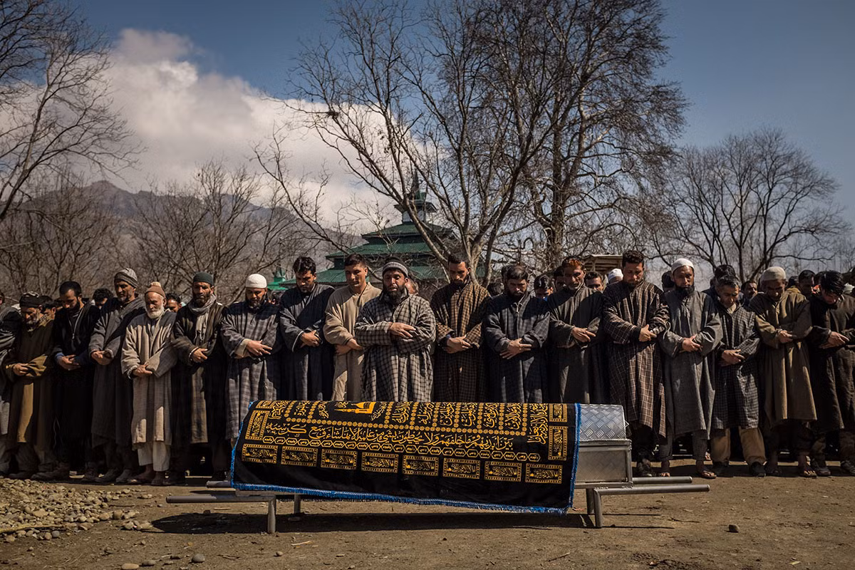 Những người đàn ông thực hiện nghi lễ trong đám tang Ghulam Mohi ud Din tại làng Panjpora ở Kashmir do Ấn Độ quản lý. Ghulam Mohi ud Din, 34 tuổi là một người lính gốc Kashmir phục vụ trong quân đội Ấn Độ và đã bị giết chết cùng với hai lính khác trong một cuộc phục kích của phiến quân Kashmir. Ảnh: Al Jazeera.