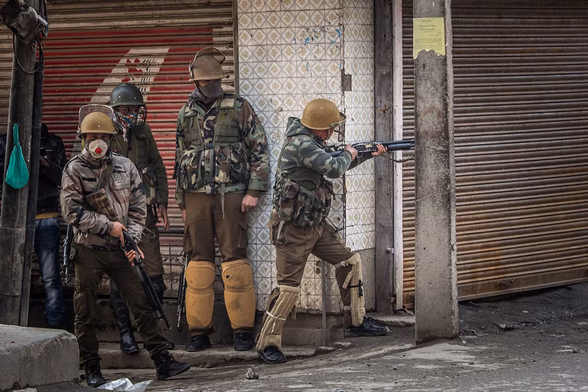 Theo một số báo cáo, hơn 7.000 người đã bị thương trong các cuộc đụng độ ở Kashmir vào mùa hè năm 2016, trong số đó có 1.200 người bị mù vì dính hơi cay. Ảnh: Al Jazeera.