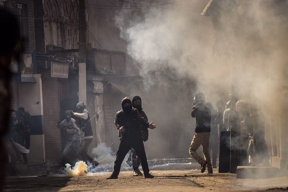 Thanh niên Kashmir trong cuộc đụng độ với quân đội Ấn Độ sau những buổi cầu nguyện ở khu vực cũ của Srinagar. Ảnh: Al Jazeera.