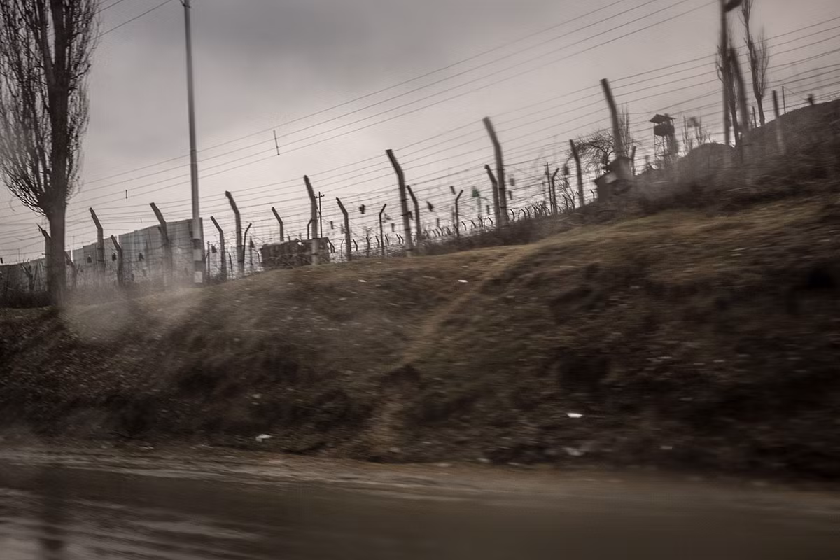 Hàng rào bên ngoài xung quanh một căn cứ quân sự Ấn Độ nằm trên con đường chính giữa khu Kashmir và huyện biên giới của Baramulla. Ảnh: Al Jazeera.