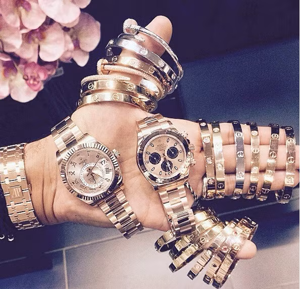 Bộ sưu tập đồng hồ và trang sức "khủng" khiến nhiều người phải ghen tị.
