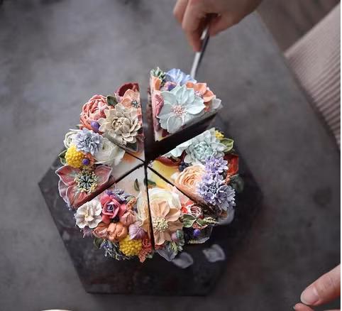 Thực sự khó kìm lòng trước món bánh hoa như bức tranh nghệ thuật này. Ảnh: Instagram.