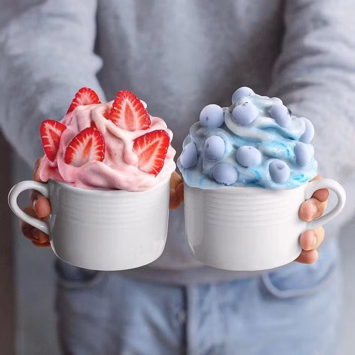 Những cốc sữa chua được tô điểm bắt mắt bởi hoa quả thơm ngon. Ảnh: Instagram.