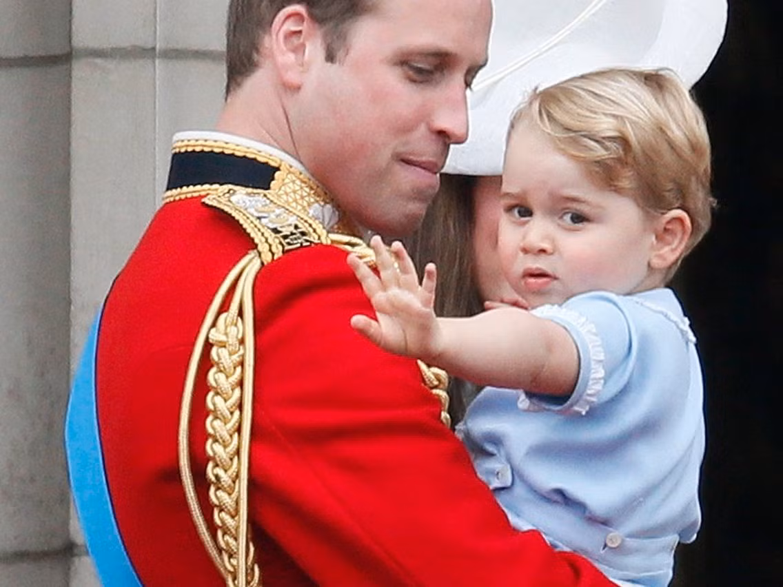 Hoàng tử và cha mình tại cung điện Buckingham, tháng 6/2015.