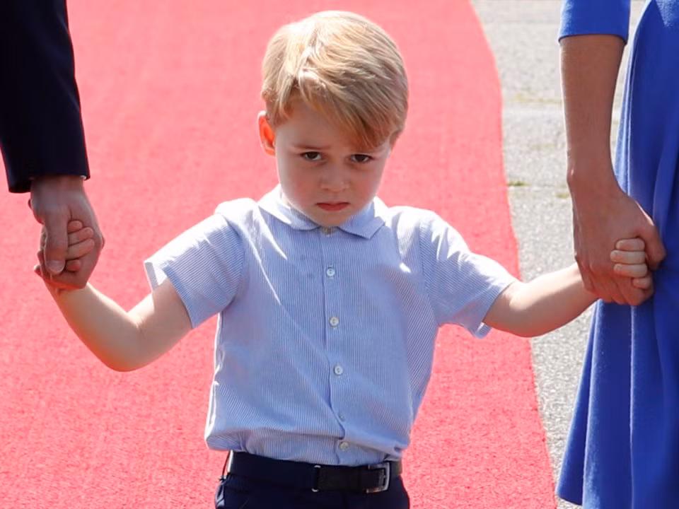 Hoàng tử George đến sân bay Tegel ở Berlin, Đức vào năm 2017.