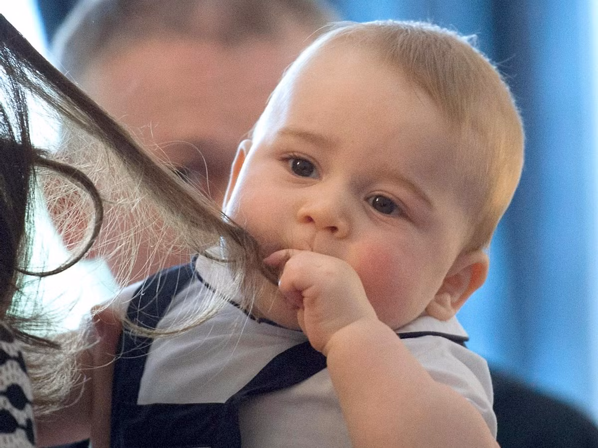 Hoàng tử George nghịch tóc mẹ ở Wellington, New Zealand vào năm 2014.