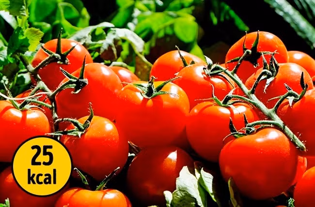  Cà chua: Cà chua chứa nhiều chất lycopene, vitamin A, C và B2, axit folic, chất xơ, crom và kali. Loại quả này thực sự không chứa calo và cung cấp nhiều chất dinh dưỡng quan trọng cho sức khoẻ. Ảnh: Brightside.