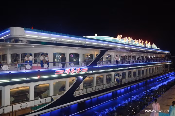 Theo kế hoạch, Lễ hội được tổ chức từ ngày 26/7 đến cuối tháng 8 trên một con tàu du lịch và bến tàu dọc theo sông Taedong chạy qua Bình Nhưỡng. Ảnh lễ hội bia Taedonggang 2016: Tân Hoa xã.