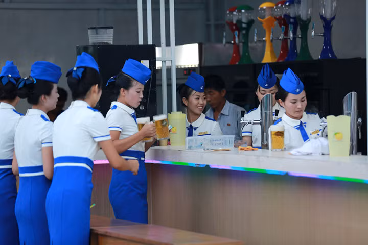 Lễ hội bia Taedonggang được nhiều người trông đợi bởi nó là dịp du khách tới Triều Tiên có cơ hội gặp gỡ và giao lưu với người dân địa phương. Ảnh lễ hội bia Taedonggang 2016: Taedonggang Beer Fest.