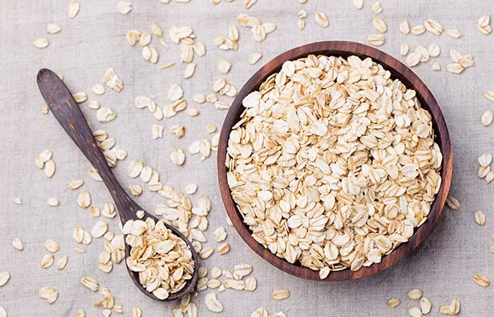 10. Baking soda và bột yến mạch: Trộn đều hỗn hợp gồm 1 muỗng canh baking soda, 2 muỗng canh bột yến mạch và 2 muỗng canh nước. Bôi hỗn hợp lên mặt và đợi khoảng 15 phút cho khô và rửa bằng nước lạnh hoặc ấm. Làm 2-3 lần một tuần để đạt hiệu quả.